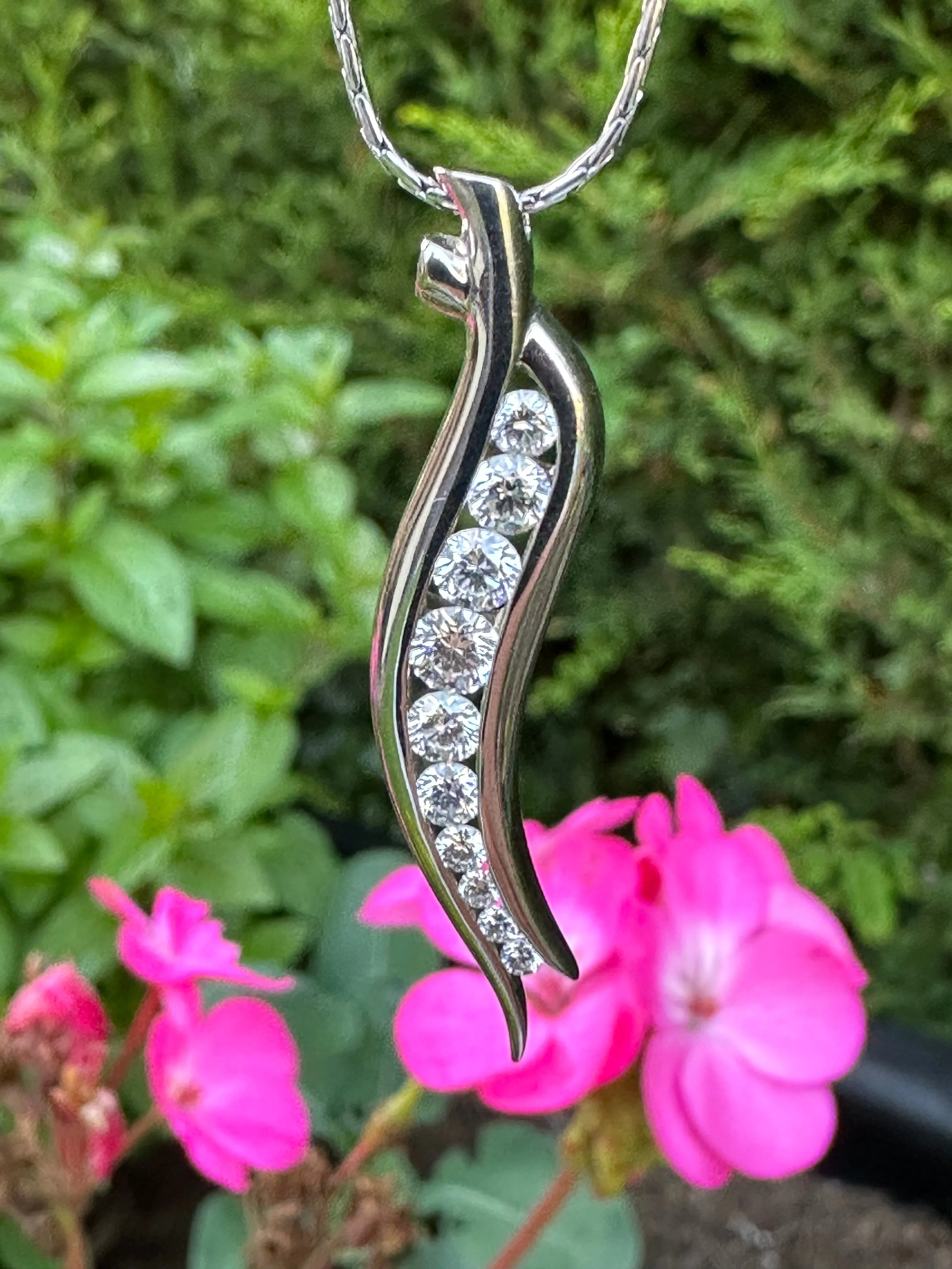 18ct White Gold 0.96ct Diamond cascade pendant