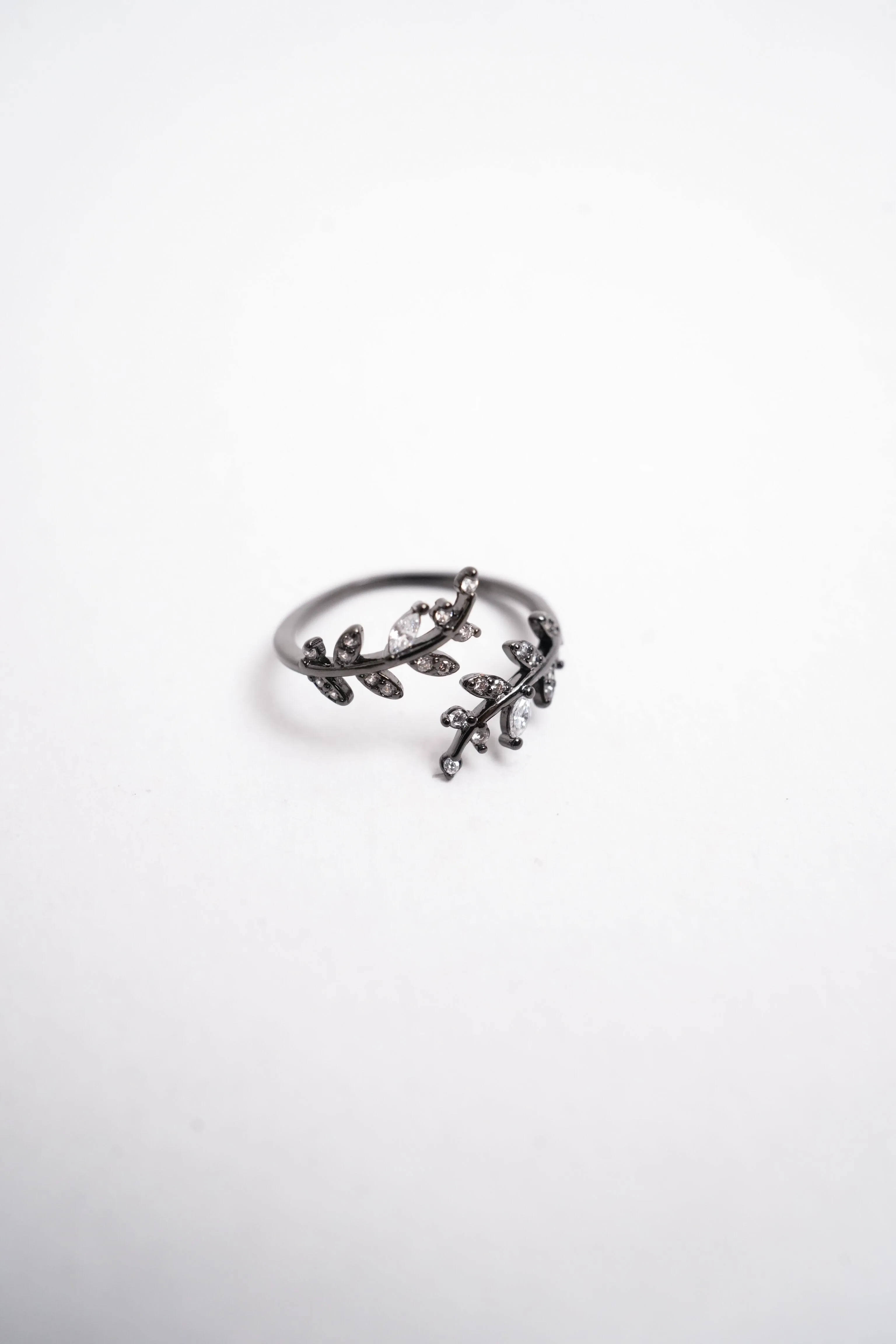 Elegant Leaf Ring with Crystal Accents - Delicate and Versatile